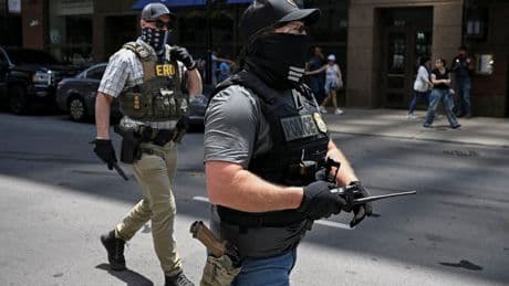 USA | US-Einwanderungsbehörde ICE erschießt Mann bei Razzia nahe Chicago