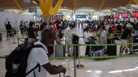 Caos en Barajas por el colapso del control de pasaportes
