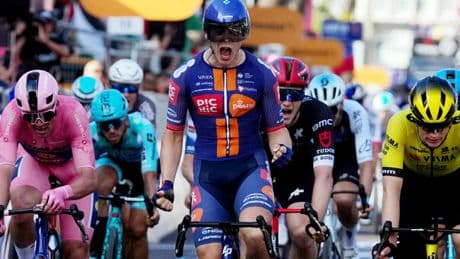 Giro d?Italia 2025, trionfo olandese a Lecce: Van Uden vince una volata caotica