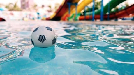 Nuova tragedia in piscina: dopo due giorni di agonia muore un bimbo di 7 anni