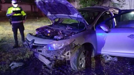 Beton bariyerlere çarparak devrildi