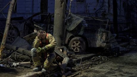 Guerre en Ukraine: Kiev accuse la Russie d'attaques aux bombes guidées malgré la trêve annoncée par Poutine