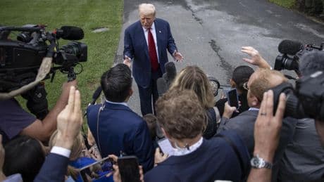 Trump amenaza con más tratos como el de Intel, que confirma que la Casa Blanca se queda con el 10% del fabricante de chips