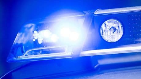Auto fährt in Gruppe mit Grundschulkindern – Mehrere Verletze