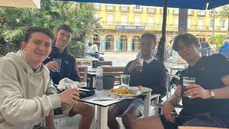 La hinchada del Arsenal calienta motores y prueba pintxos en la Plaza Nueva: «Va a ser un gran partido»
