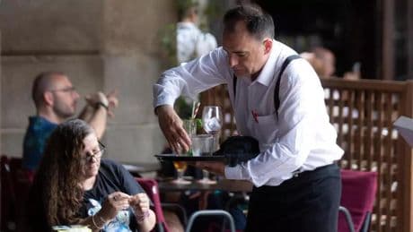 Esto es lo que dice la psicología de las personas que ayudan al camarero a recoger la mesa después de comer