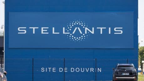 « Ils veulent nous faire partir avec des cacahouètes » : Stellantis va fermer son usine de Douvrin en 2026