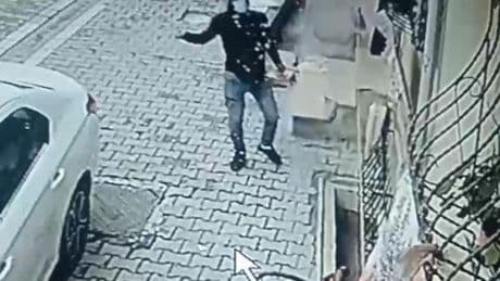 Esenyurt’ta boşanma aşamasındaki eşinin ailesine kezzapla saldırdı: "Evde olsaydım yüzümü yakacaktı"