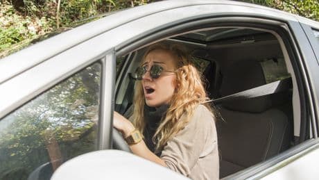 Sonnenbrille im Auto: Polizei warnt vor gefährlichem Fehler im Sommer