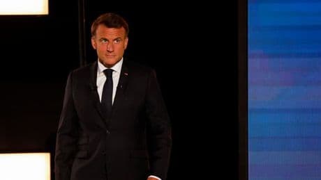 "Hors sol", "pétard mouillé", "bavardage": Emmanuel Macron taclé par les oppositions après sa longue interview