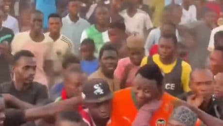La locura por Sadiq Umar, ídolo total, en Nigeria: muestras de cariño que pudieron acabar mal