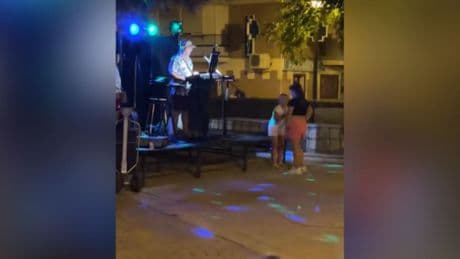 La irónica reacción de unos jóvenes al llegar a la verbena de un pueblo: "Hay un fiestón"