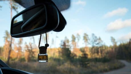 Así puedes hacer que tu coche huela siempre bien con un ambientador caseros y barato