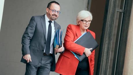 Pour porter le débat sur la fin de vie, deux ministres pour deux lignes différentes