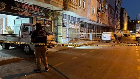 Sakarya'da cinayet: Sokakta tabancayla öldürüldü, 4 yaşındaki oğlu da yaralandı