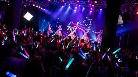 Cannes 2025 : dans « Love on Trial », Koji Fukada se glisse derrière la façade lisse d’un girls band japonais