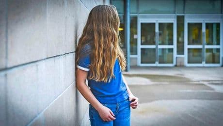 Experts bezorgd over zelfdoding onder jonge vrouwen: ’We moeten ons als samenleving serieus afvragen: wat is er aan de hand?’