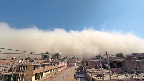 Himmel orange gefärbt: Antizyklon hüllt den Süden Perus in Sandstaub