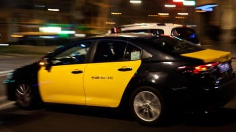 Impactante intento de robo a un taxista en las calles de Barcelona