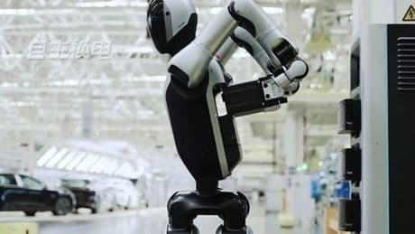 Kendi bataryasını değiştiren ilk insansı robot tanıtıldı