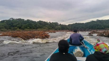 Ainsi voguent les représentants de la CAF… En Guyane, une pirogue France services à la rencontre des usagers