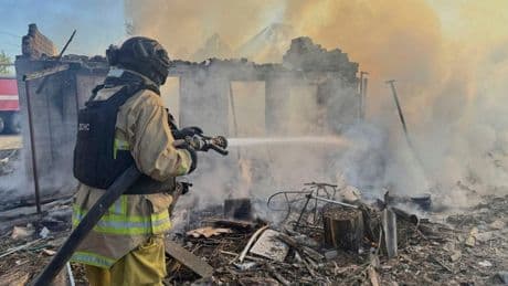 Ucraina, nella notte droni russi contro Kiev: edifici in fiamme e feriti. Oggi riunione Onu
