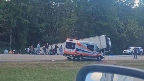 Autobus turistico si ribalta a New York: tra le cinque vittime anche un neonato
