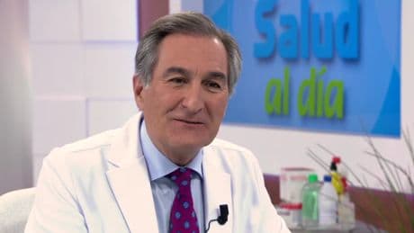 Julián Conejo-Mir, catedrático de dermatología del Hospital Virgen del Rocío de Sevilla: ''Ir a la playa favorece mucho la hidratación de la piel''