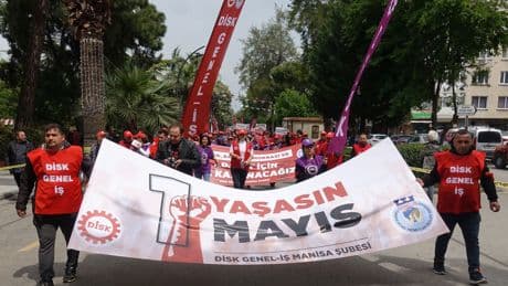 Manisa'da yurttaşlar 1 Mayıs için yürüdü