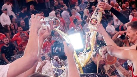 „Gott sei Dank haben wir es geschafft“: Bier, Zigarren, Veilchen – Bayern feiern Basketball-Triumph
