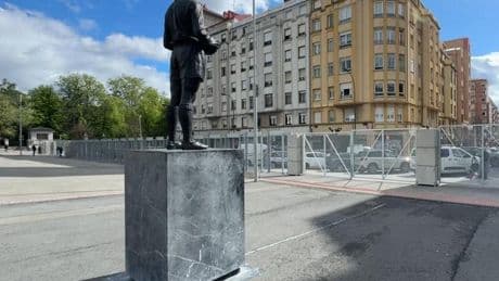 Una supervalla reforzada con bloques de hormigón rodea San Mamés para garantizar la seguridad frente al Rangers