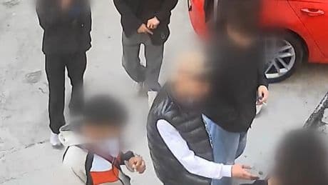 Kolyesini gasp etmişti, silah teşhirinden tutuklandı