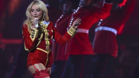 Sabrina Carpenter speelt met telefoonverbod tijdens show: ’Ook al maakt het mensen boos’