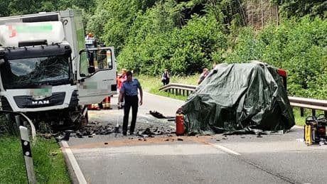 VW Caddy kollidiert mit Lkw - Zwei Tote bei Frontal-Crash in der Eifel
