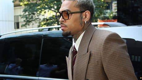 Chris Brown verklaart onschuldig te zijn in tweede hoorzitting