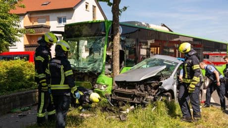 Verkehr: 64-Jähriger stirbt bei Unfall mit Bus - fünf Verletzte