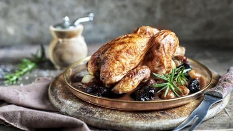Transforma tu picantón en un festín con esta salsa de ciruelas y vino tinto