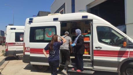 Kocaeli'de fabrikada çıkan yangında beş işçi dumandan etkilendi