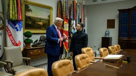 Trump cancella le vacanze: "Ottimista su Mosca e Kiev". Massicci raid notturni sull'Ucraina