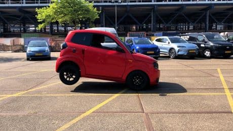 Remtest microcars: deze auto doet een stoppie