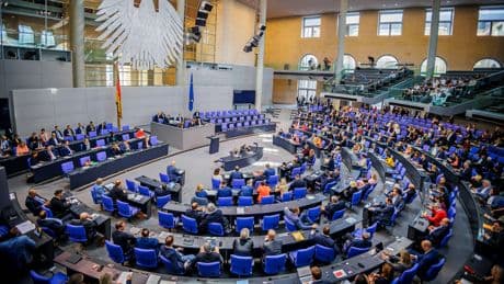 Koalition will Strafen für Bundestagsschwänzer und Pöbler erhöhen