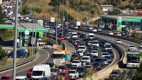 Se complica el tráfico en las carreteras en el primer sábado de salida