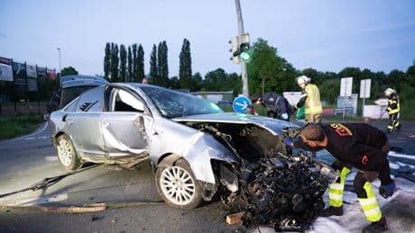 Schwerer Unfall in Datteln (NRW) - Audi schleudert gegen Laterne