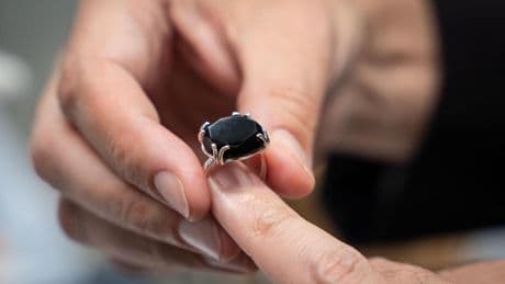 La experiencia artesana ‘Metier’ de Tous o la historia detrás del anillo de ónix que lleva Cruz Sánchez de Lara