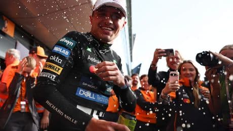 VIDEO: Pijnlijke botsing voor winnaar Lando Norris in feestgedruis op Silverstone