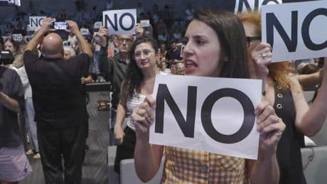 Irene Montero protesta en un acto de perdón de la Iglesia a víctimas del franquismo al que acudía la ministra Ana Redondo