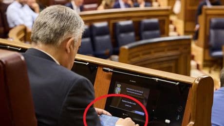 Pillan a Cerdán leyendo el informe de la UCO en su escaño del Congreso