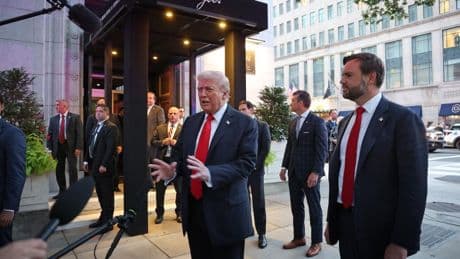 "Eres el Hitler de nuestro tiempo": así es recibido Trump en las calles de Washington durante una salida nocturna para presumir de "ley y orden"