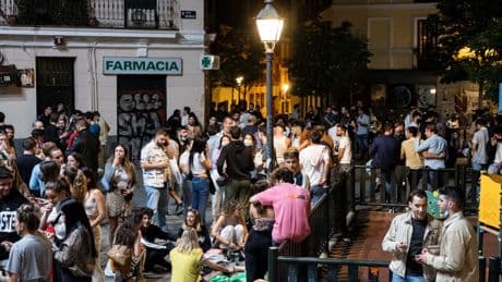 “Consume pantallas con moderación”. ¿Se puede comparar el alcohol con el uso del móvil?
