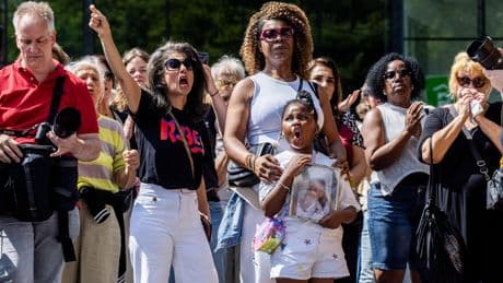 Nathalie loopt mee in protestmars tegen femicide, omdat haar dochter (22) door haar man werd vermoord: ’Zijn straf is een lachertje’
